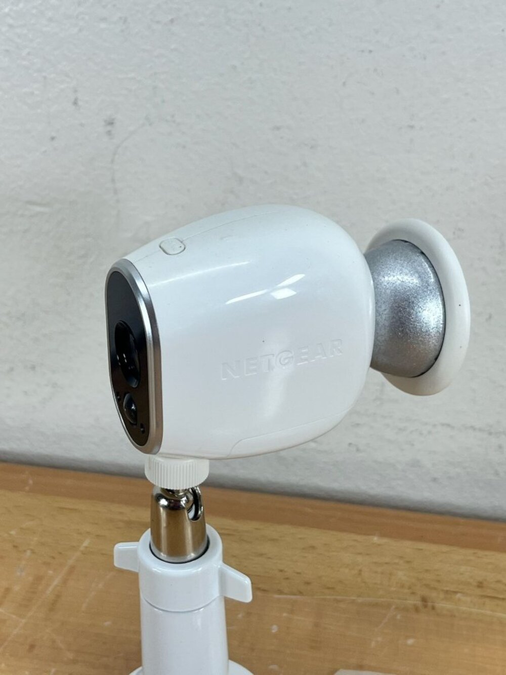 NETGEAR ARLO VMC3030 Indoor/Outdoor Security Camera & 2 Mounts - Picture 4 of 8